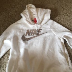 White nike sweatshirt for women
